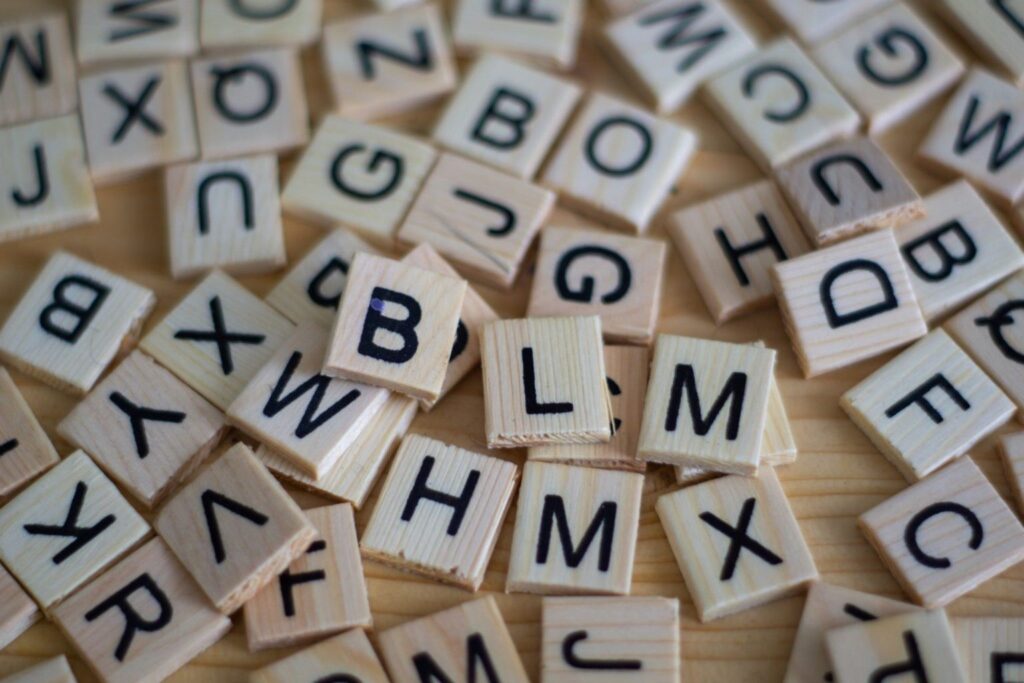 Sprache und Wording spielen eine zentrale Rolle in der Unternehmenskultur und prägen die Identität und Kultur des Miteinanders sowie das Bild nach außen. Dennoch werden sie oft vernachlässigt und als „Selbstläufer“ betrachtet. Warum man die Chance, Innen- und Außenwahrnehmung mithilfe der Unternehmenssprache zu formen, unbedingt wahrnehmen sollte, und wie ein Wording Manual dabei helfen kann, bringen Consultant Sarah Krasser und Junior Consultant Teresa Lackner auf den Punkt.