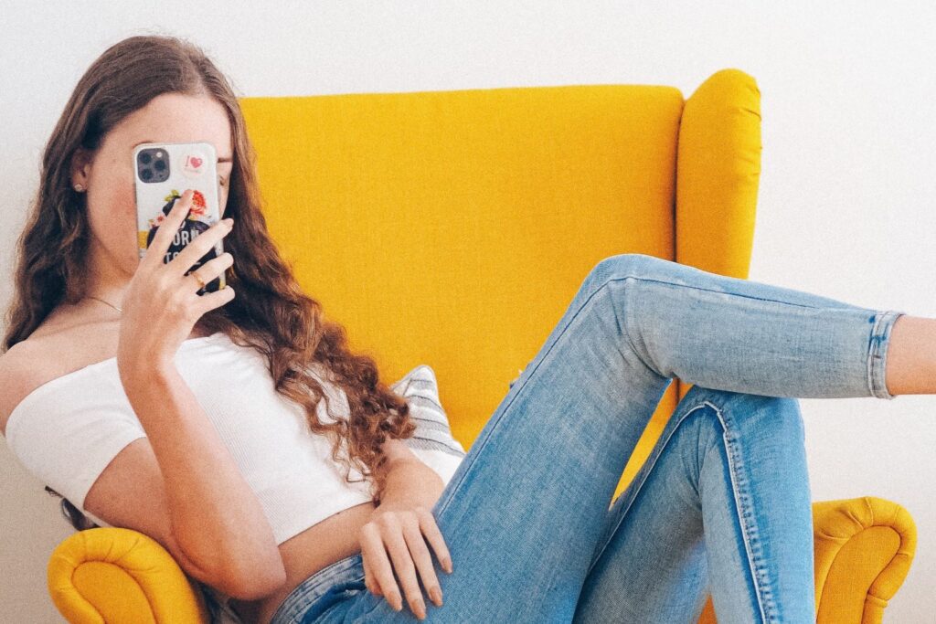 Social Media prägt unser tägliches Leben seit Jahren maßgeblich und ist längst ein unverzichtbarer Bestandteil integrierter PR- und Marketing Strategien. Aus den vielfältigen Möglichkeiten, die die neuen Medien für die PR-Branche bieten, stechen Influencer-Kooperation als besonders starkes Tool hervor, um Zielgruppen authentisch anzusprechen und Botschaften nachhaltig zu platzieren.
