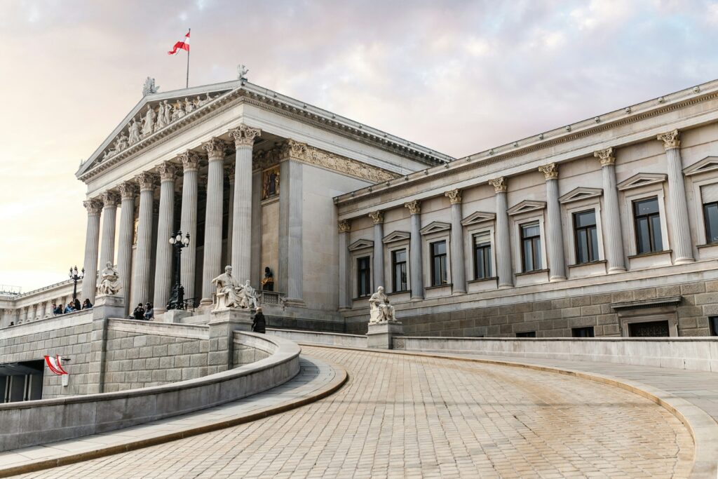 On the 29th of September, the Austrian citizens will cast their votes, determining the National Council for the coming five years. As comm:unications has a lot of international partners, mainly within the PROI-Network, CEO Sabine Pöhacker and Trainee Leila Hüller have prepared a short analysis of the current political situation. Studies predict the victory of the far-right party; this raises much concern among many citizens who fear a shift to the right and its subsequent negative implications for Austrian democracy.