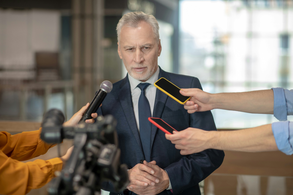 Krisen sind unvorhersehbar und können jeden von uns treffen. Es können alle Unternehmensbereiche sowie relevante Stakeholder:innen betroffen sein. In jedem Fall liegt es aber an den Führungspersonen, das Unternehmen bestmöglich
