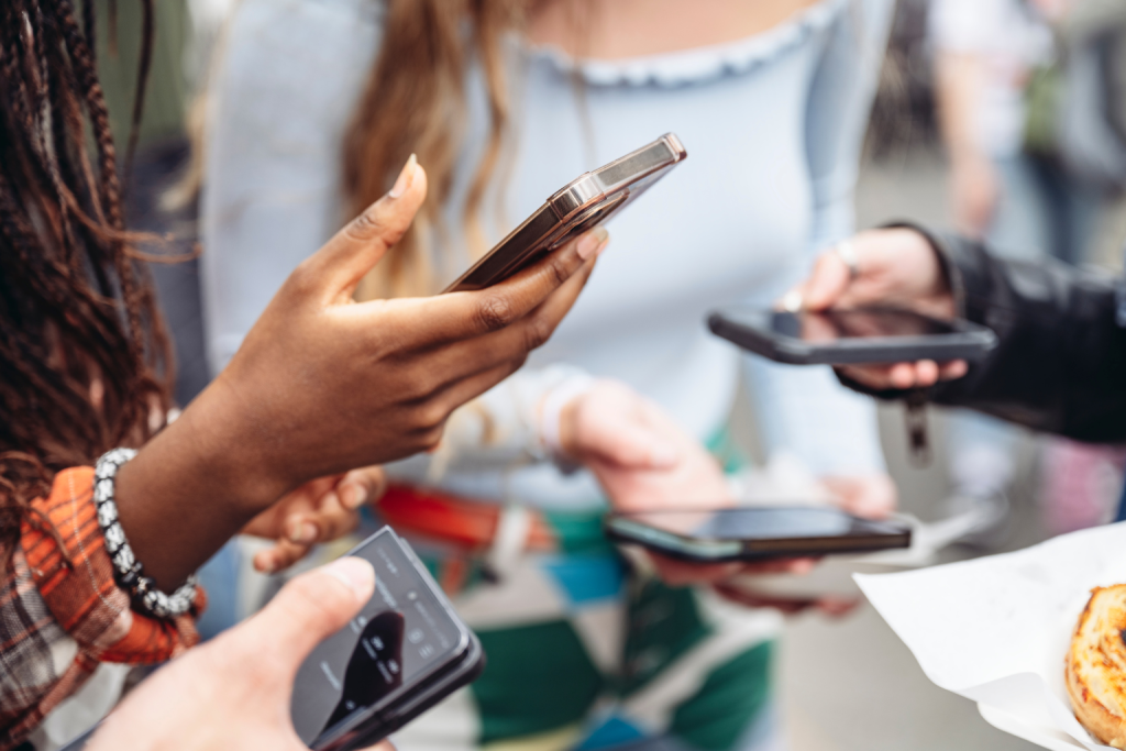 Angesichts der hohen Nutzungsraten führt kein Weg mehr an Social Media vorbei. Als strategisches Werkzeug hilft Social Media, Beziehungen zu pflegen und Aufmerksamkeit zu schaffen. Wer Plattformen gezielt nutzt und steuert, verschafft sich einen klaren Wettbewerbsvorteil.