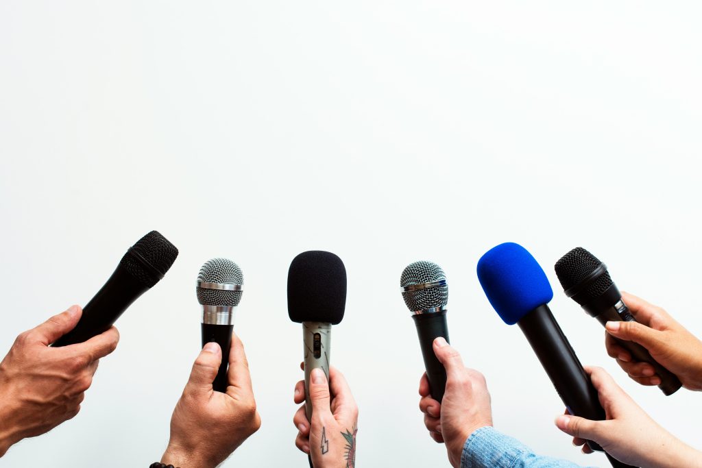 Interviews are an important tool in corporate communications and positioning. In conversations with journalists, experts can explain complex topics in an accessible way and comment on current developments. This strengthens the interviewee’s credibility and increases the visibility of the organization and the topics being discussed.