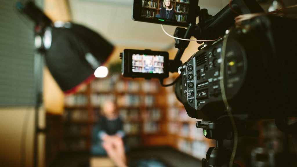 Ob Interview in einer Tageszeitung, Live-Gespräch im Radio oder TV-Auftritt – wer als Unternehmen öffentlich sichtbar ist, muss nicht nur fachlich überzeugen. Entscheidend ist es, komplexe Themen verständlich auf den zu Punkt bringen, Botschaften klar zu vermitteln und auch auf kritische oder unerwartete Fragen souverän zu reagieren.